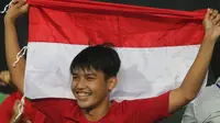Gelandang Timnas Indonesia, Witan Sulaeman, merayakan gelar juara Piala AFF U-22 2019 setelah mengalahkan Thailand pada laga final di Stadion National Olympic, Phnom Penh, Selasa (26/2). Indonesia menang 2-1 atas Thailand. (Bola.com/Zulfirdaus Harahap)