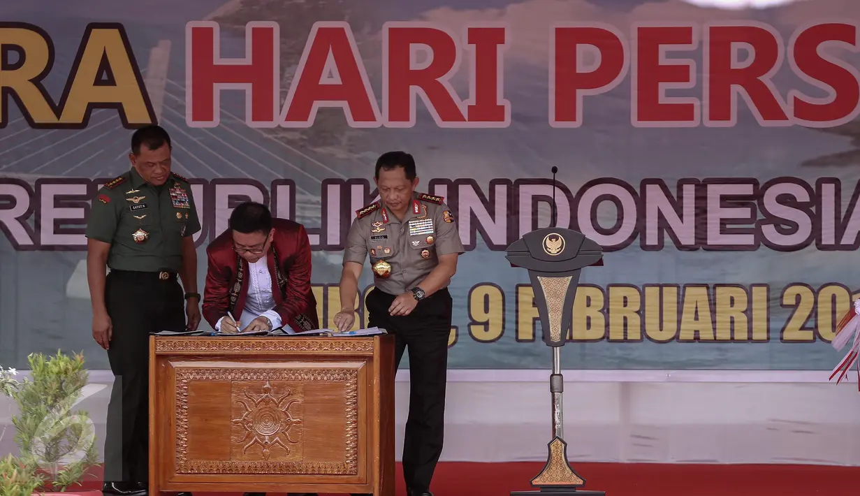 (Ki-ka) Panglima TNI Jenderal Gatot Nurmantyo, Ketua Komisi Hukum Dewan Pers Yosep Adi Prasetyo dan Kapolri Jenderal Pol Tito Karnavian menandatangani MoU dalam acara puncak Hari Pers Nasional (HPN) 2017 di Ambon, Kamis (9/2). (Liputan6.com/Faizal Fanani)