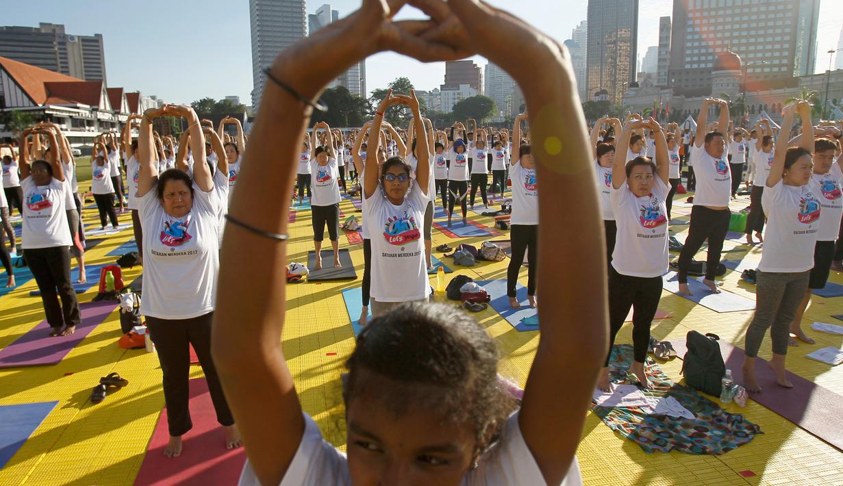 Pecahkan Rekor Ribuan Warga Malaysia Ikuti Yoga Bersama