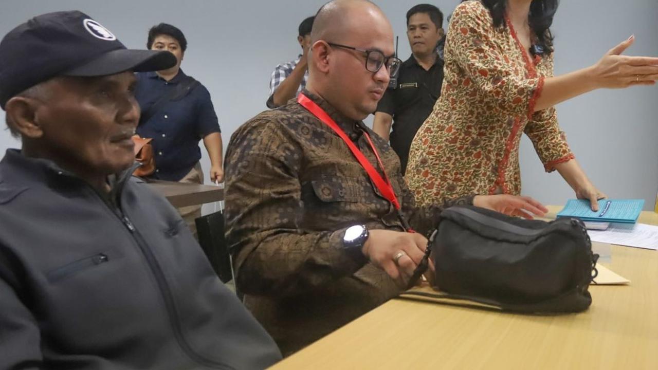 Tim kuasa hukum keluarga korban menyatakan bahwa terdapat kejanggalan dalam putusan yang dijatuhkan oleh majelis hakim yang terdiri dari Erintuah Damanik sebagai hakim ketua, serta Heri Hanindyo dan Mangapul sebagai hakim anggota.Foto: merdeka.com / Arie 