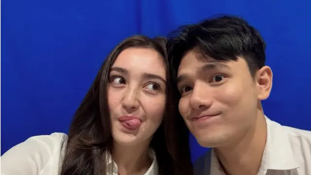 Ranty Maria Foto Latar Biru dengan Calon Suaminya Rayn Wijaya [@rantymaria]