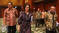 Menkeu Sri Mulyani Indrawati (tengah) jelang memberikan keterangan terkait hasil Tax Amnesty tahap I di Kemenkeu, Jakarta, Jumat (14/10). Kemenkeu berencana mendata jumlah PNS yang ada di Indonesia. (Liputan6.com/Angga Yuniar)