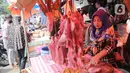 <p>Pedagang memotong daging di kawasan Ciledug, Tangerang, Minggu (1/5/2022). Kemendag mencatat daging sapi mengalami kenaikan cukup tinggi jelang lebaran Idul Fitri 1443 H.  (Liputan6.com/Angga Yuniar)</p>
