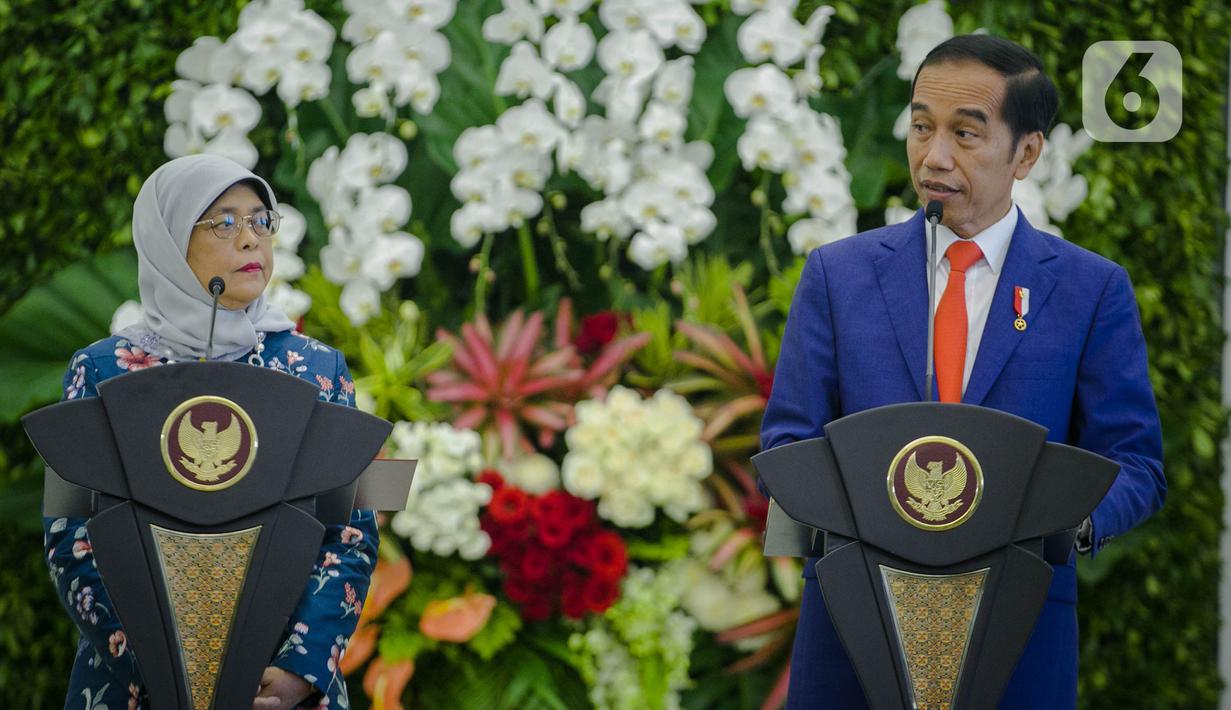 Presiden Joko Widodo (kanan) dan Presiden Singapura, Halimah Yacob melakukan konferensi pers bersama saat kunjungan kenegaraan di Istana Bogor, Jawa Barat, Selasa (4/2/2020). Dalam pertemuan tersebut kedua negara membahas kerjasama terutama dalam sektor bisnis. (Liputan6.com/Faizal Fanani)