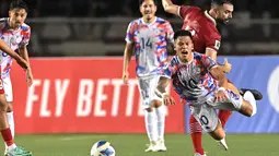 Di menit-menit awal pertandingan, timnas Indonesia sulit mengembangkan permainan. (JAM STA ROSA/AFP)