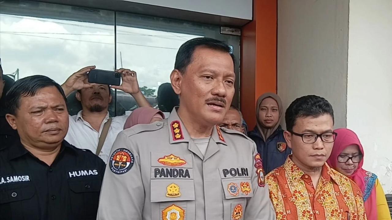 Kabid Humas Polda Riau Kombes Zahwani Pandra Arsyad jenguk mahasiswi dibacok pacar