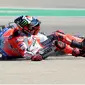 Momen terjatuhnya pembalap Ducati, Jorge Lorenzo pada tikungan pertama MotoGP Aragon 2018. (JOSE JORDAN / AFP)