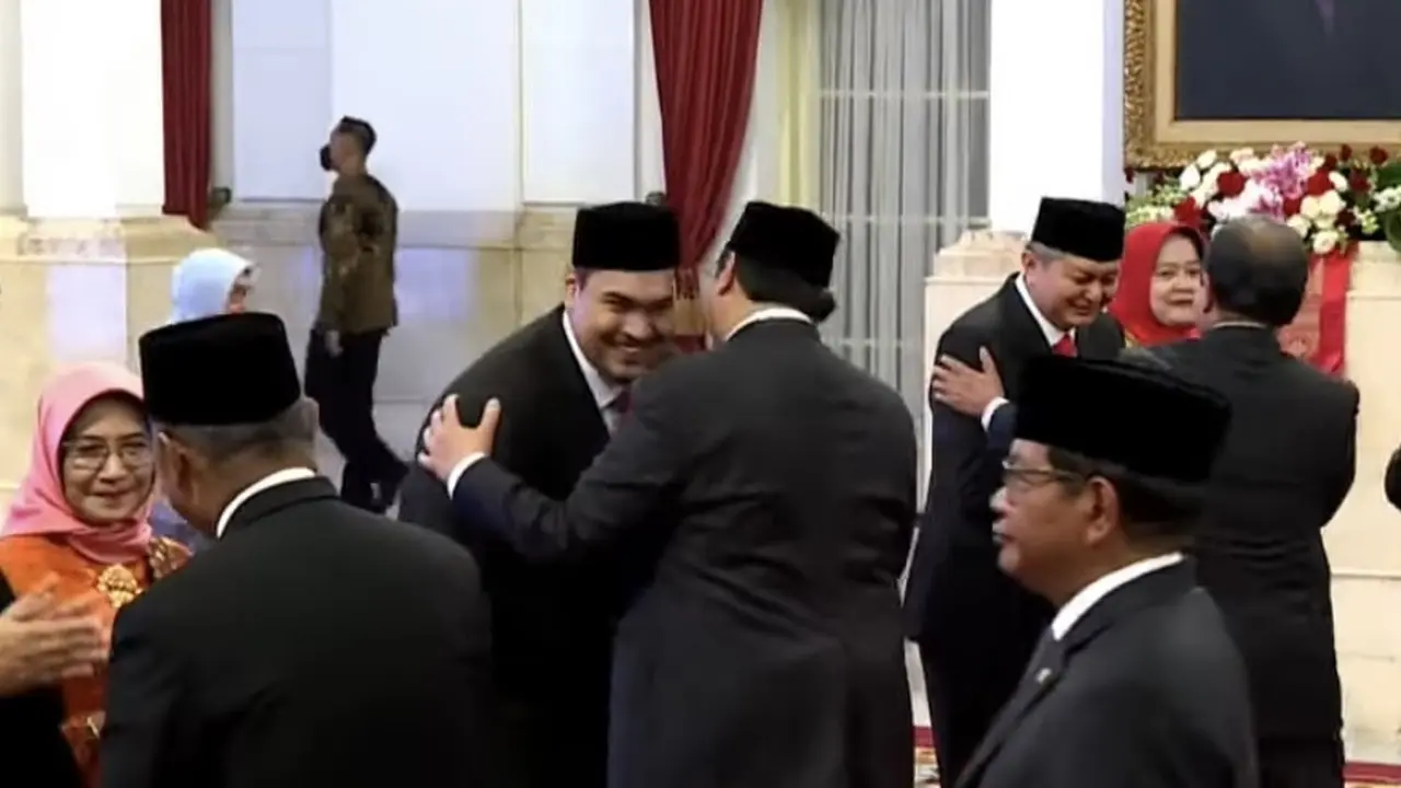 Momen Saat Dito Ariotedjo Usai Dilantik Jadi Menpora Baru, Senyum dan Peluk Hangat Menko Airlangga Hartarto.