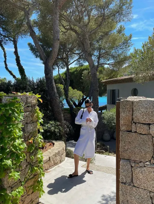 Bathrobe yang ada di villa dapat kamu gunakan sebagai outerwear saat sedang beach date dengan pasanganmu. (instagram/kendalljenner)