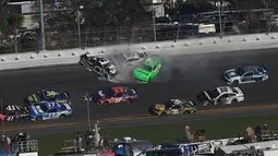 Danica Patrick (warna hijau) mengalami tabrakan beruntun di arena perlombaan balap Nascar Daytona 500 Cup di Daytona International Speedway (18/2). (Sean Gardner/Getty Images/AFP)