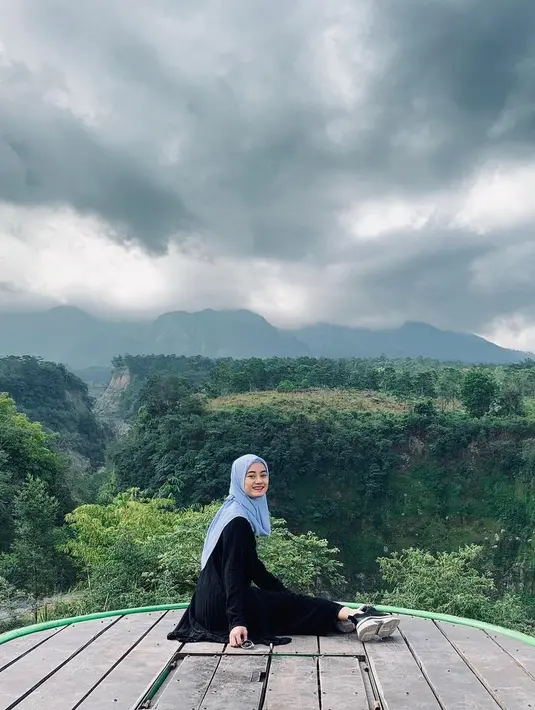 "Mereka bilang berarti aku harus lebih baik lagi. Mama papa nggak pernah meminta aku untuk berhijab dalam waktu dekat. Jadi karena mungkin masih muda sampai akhirnya aku mikir aku mau berhijab. Walau belum terjadi, aku cuma coba-coba," ujar istri Rey Mbayang itu.  (Instagram/dindahw)