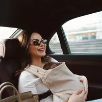 Alyssa Daguise tampil kasual saat mengasuh Baby Soleil. T-shirt putih, jeans straight-leg, baby carrier netral, dan Hermès Birkin 25 senilai Rp522 juta melengka (@alyssadaguise)