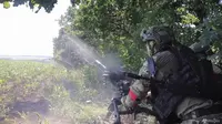 Foto yang diambil dari video yang dirilis oleh Kementerian Pertahanan Rusia pada hari Senin (19/8/2024) menunjukkan tentara Rusia menembakkan peluncur granat otomatis AGS-17 ke posisi Ukraina di lokasi yang dirahasiakan di wilayah perbatasan Rusia-Ukraina di Kursk, Rusia. (Dok. Layanan Pers Kementerian Pertahanan Rusia via AP)