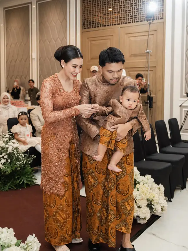 Aaliyah Massaid Pancarkan Aura Keibuan dalam Balutan Kebaya Brokat Cokelat di Tedak Siten Baby Arash
