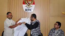 KPK memperlihatkan peta skema penyelidikan ketika memberikan keterangan terkait penetapan calon Kapolri Komjen Pol Budi Gunawan sebagai tersangka di Gedung KPK Jakarta, Selasa (13/1/2015). (Liputan6.com/Miftahul Hayat)
