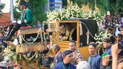 KGPAA Paku Alam X menyapa pengunjung saat mengikuti kirab ageng di Yogyakarta, (7/1) .KGPAA Paku Alam X di nobatkan sebagai raja Kadipaten Pakualaman usai mengikuti upacara jumeneng dalem di Bangsal Sewotomo Puro Pakualaman.(Boy Harjanto)