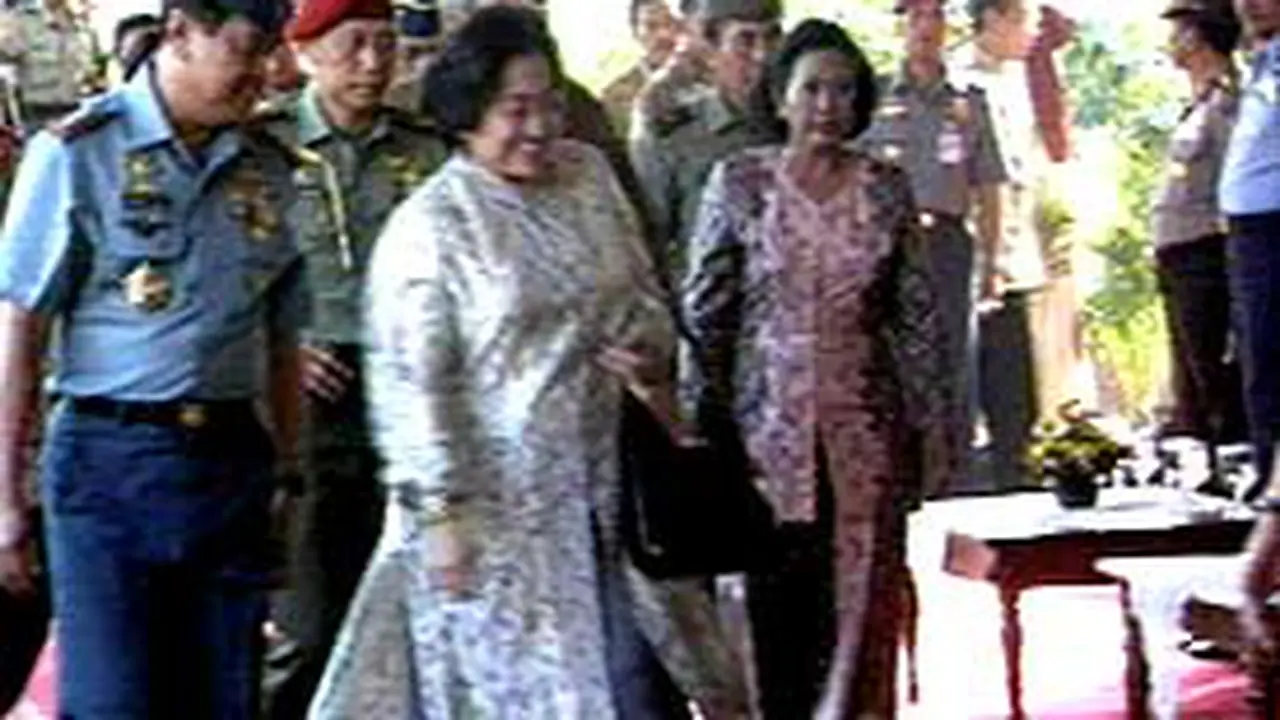 060602cMega_Seroja.jpg