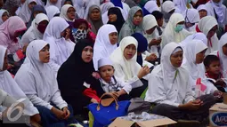 Sejumlah wanita mengajak anaknya saat Aksi Damai 212 atau Aksi Bela Islam III di kawasan Pahlawan, Semarang, Jawa Tengah, Jumat (02/12). (Liputan6.com/Gholib)