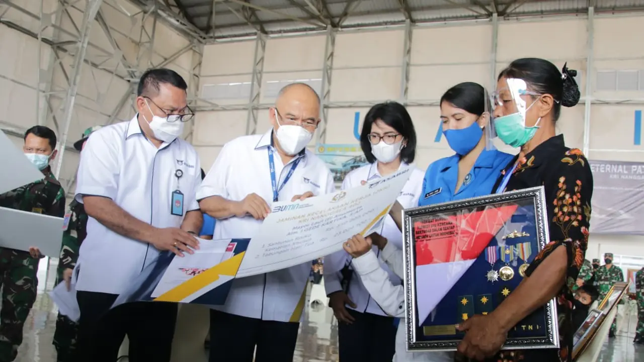 Asabri menyerahkan manfaat program Jaminan Kecelakaan Kerja kepada para korban KRI Nanggala 402