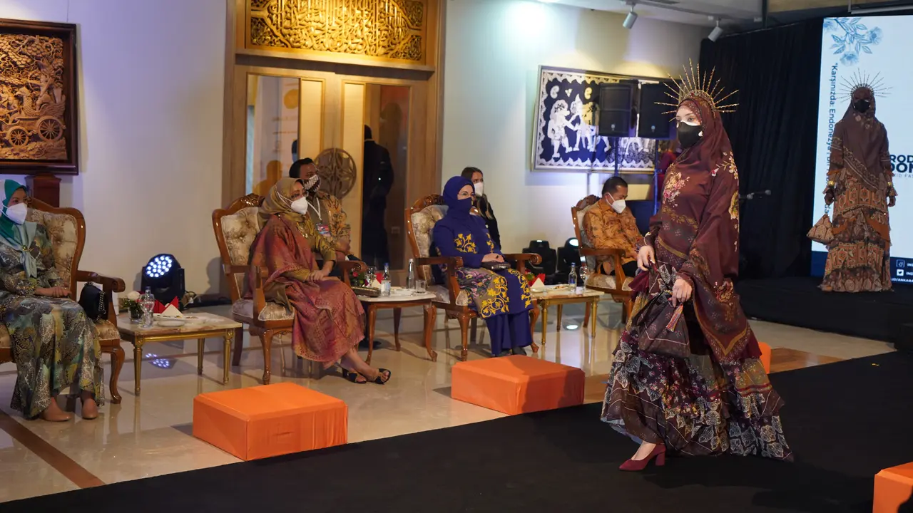 Dalam acara fashion show "Introducing Indonesia: A Hybrid Fashion Event"