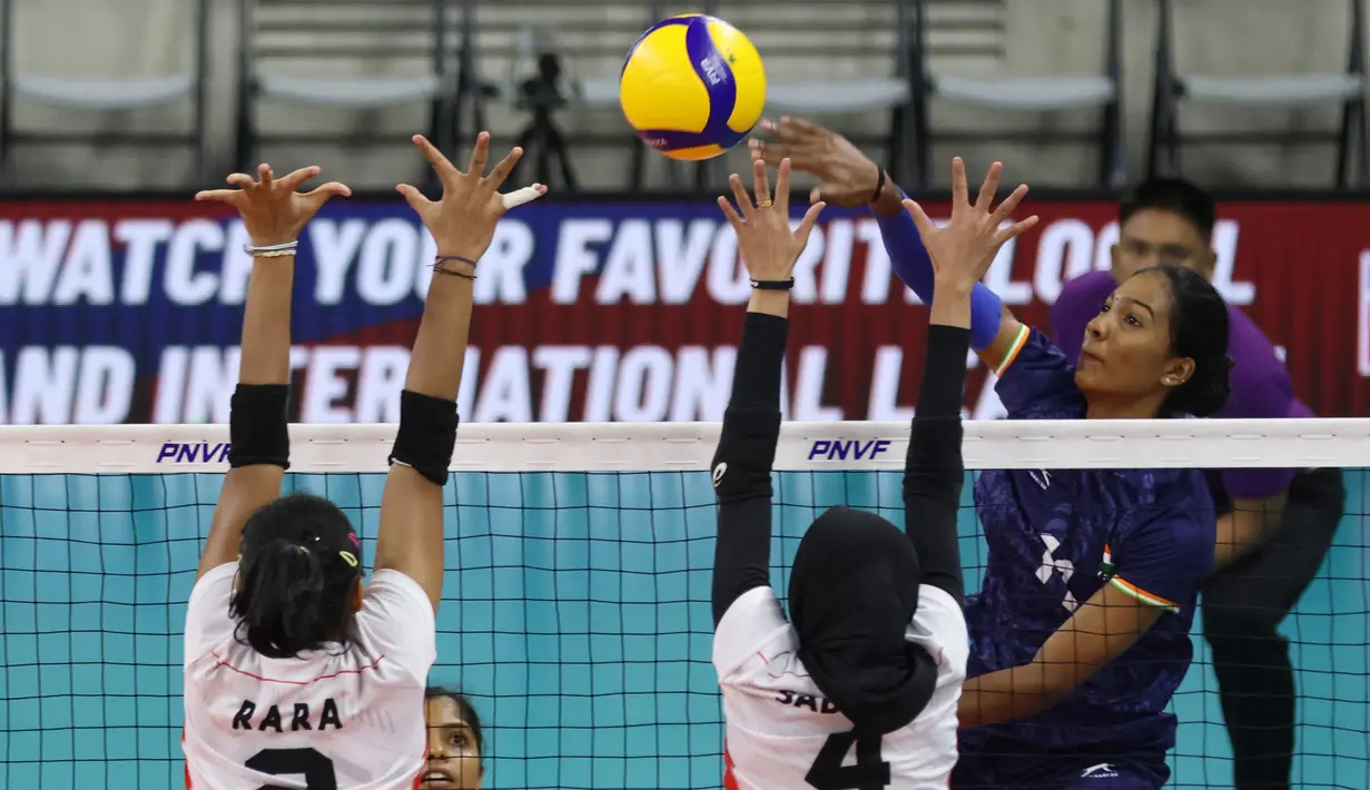 Pemain Timnas voli putri India, Radhakrishnan Anagha (kanan) melepaskan spike yang berusaha diblok dua pemain Indonesia, Bela Sabrina (tengah) dan Maradanti Namira pada laga klasifikasi peringkat 5-8 AVC Challenge Cup 2024 di Rizal Memorial Coliseum, Manila, Filipina, Selasa (28/5/2024). India menang 3-1 (25-16, 30-32, 25-20 dan 26-24). (Asian Volleyball Confederation)