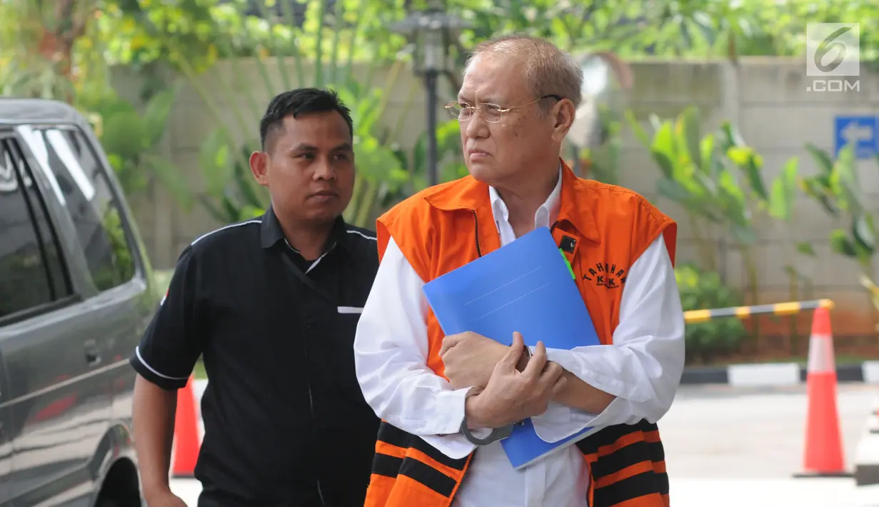 Direktur PT Cahaya Prima Cemerlang, Freddy Lumban Tobing (kanan) tiba di Gedung KPK, Jakarta, Senin (8/7/2019). Freddy diperiksa sebagai tersangka terkait dugaan korupsi pengadaan dan penanganan virus flu burung di Kementerian Kesehatan. (merdeka.com/Dwi Narwoko)