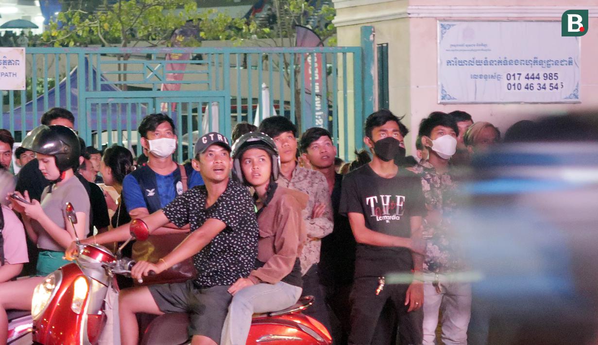 Ekspresi kekecewaan fans Timnas Kamboja U-22 saat menonton tim kesayangannya dari luar Olympic Stadium dalam pertandingan ketiga Grup A SEA Games 2023 melawan Myanmar, Minggu (7/5/2023). (Bola.com/Gregah Nurikhsani)