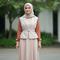 Model Gamis Two-Tone dengan Blazer Pendek. (Foto: AI)