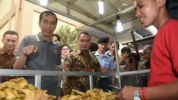 Presiden Joko Widodo membeli ayam goring untuk buka puasa di Pasar Cipanas, Jawa Barat, Minggu (26/6). (Foto: Setpres)