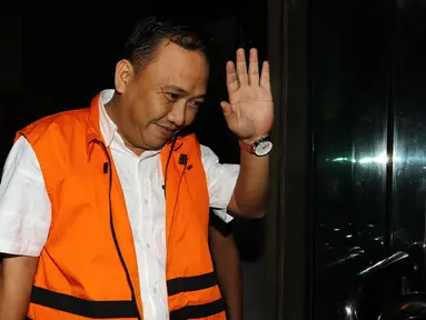 Direktur CV Putra Pratama Zulfikar Muharrami melambaikan tangannya seusai diperiksa KPK, Jakarta, Senin (10/10). Zulfikar diduga turut menyuap Bupati Banyuasin Yan Anton sebesar Rp 1 Milyar. (Liputan6.com/Helmi Afandi)
