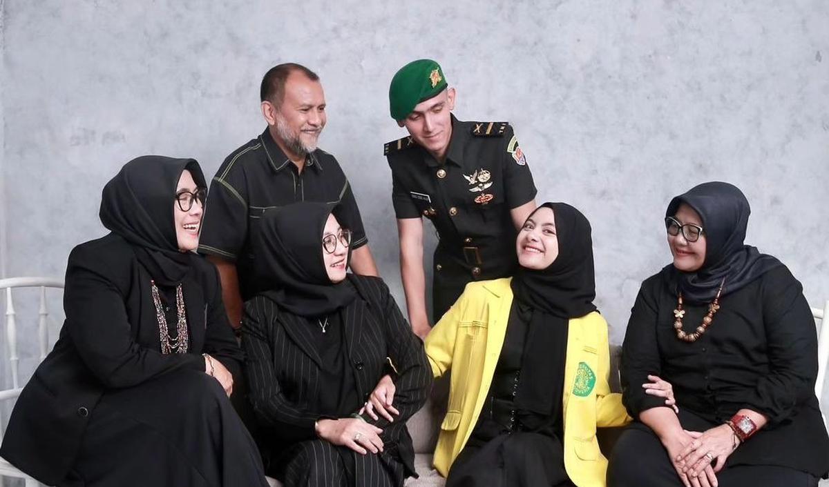 Selain bersama sang kekasih, Enzo juga berpose bareng keluarga si gadis cantik tersebut.