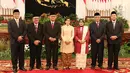 Tujuh anggota Dewan Kehormatan Penyelenggara Pemilu (DKPP) periode 2017-2022 berfoto bersama usai acara pelantikan dan sumpah jabatan di Istana Negara, Jakarta, Senin (12/6). Pelantikan dipimpin langsung oleh Presiden Jokowi. (Liputan6.com/Angga Yuniar)