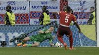Kiper Inggris, Jordan Pickford (kiri) berhasil mengahalu tendangan pemain Swiss, Manuel Akanji&nbsp;pada babak adu penalti laga perempat final Euro 2024 di Duesseldorf Arena, Duesseldorf, Jerman, Sabtu (06/07/2024). (AP Photo/Thanassis Stavrakis)