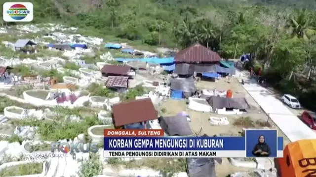 Sebanyak 241 kepala keluarga korban bencana gempa dan tsunami di Donggala mengungsi di pekuburan cina di Banawa, Sulawesi Tengah.