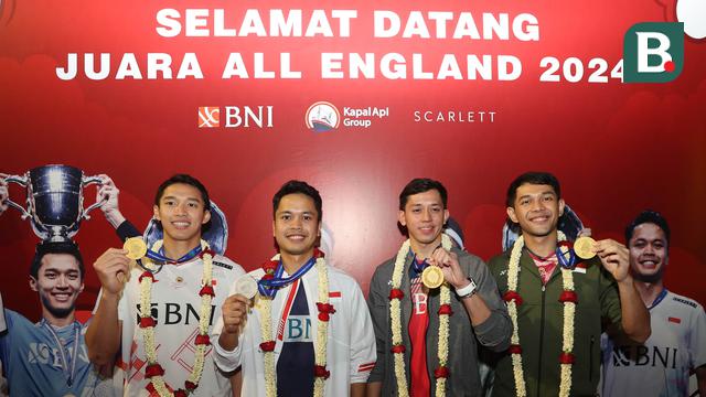Foto: Disambut Meriah Ratusan Badminton Lovers Indonesia, Para Juara All England 2024 Tiba di Soekarno-Hatta