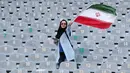 Wanita Iran mengibarkan bendera negaranya saat akan menyaksikan laga kualifikasi Piala Dunia 2022 antara Iran dengan Kamboja di Stadion Azadi, Teheran, Iran, Kamis (10/10/2019). Wanita Iran akhirnya diizinkan menonton bola dalam stadion setelah 38 tahun dilarang. (AP Photo/Vahid Salemi)
