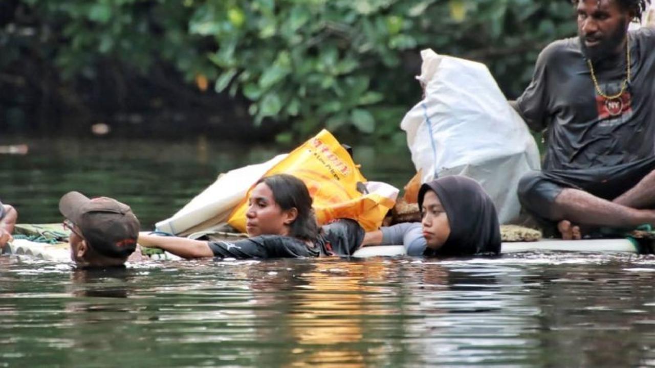 Kaget! 12 Karung Sampah Terkumpul dalam 2 Jam, Rumah Bakau Gelar Aksi Grebek Sampah di Teluk Yotefa