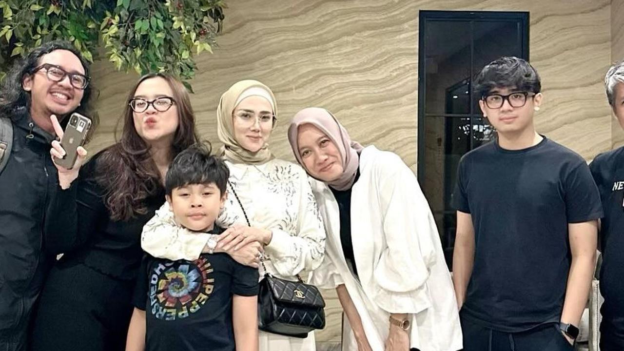 Momen hangat selalu terabadikan dari kebersamaan Mulan Jameela dengan keluarga mantan suami.&nbsp;
