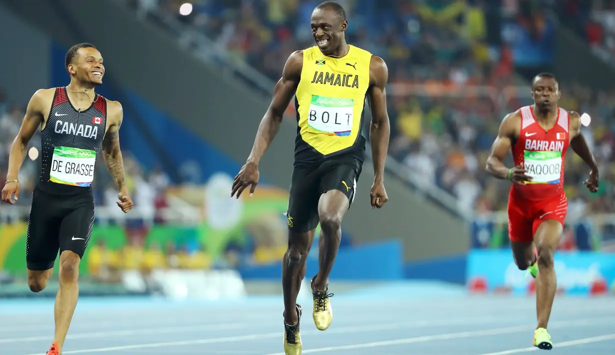 Usain Bolt dan Andre de Grasse terlihat berbincang saat keduanya sama-sama berada jauh di depan lawannya pada semifinal lari 200 meter pria  Olimpiade 2016, Rio de Janeiro, Brasil (17/8). (REUTERS/Lucy Nicholson)