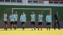 Para pemain Argentina mengikuti sesi latihan jelang pertandingan final Copa America melawan Brasil di Rio de Janeiro, Brasil, Jumat (9/10/2021).  Argentina dan Brasil akan bertanding untuk memperebutkan gelar juara Copa America 2021 di stadion Maracana. (AP Photo/Bruna Prado)