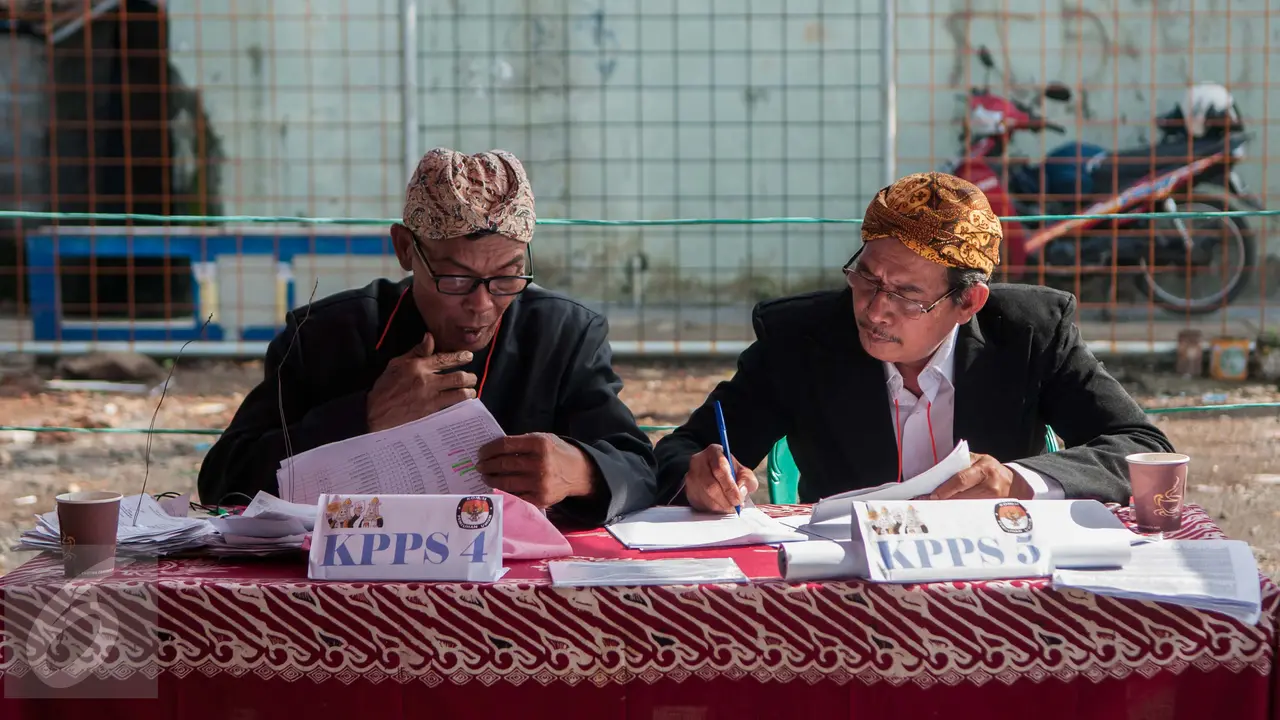 Kenakan Blangkon, Petugas KPPS Tarik Minat Warga untuk Nyoblos
