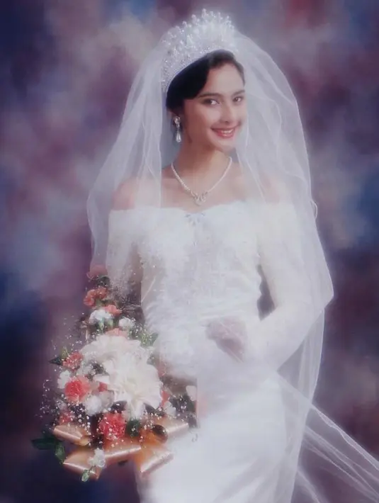 Ini adalah foto jadul dari Maudy Koesnaedi, foto ini sendiri diambil pada tahun 1996. Dari dulu, ia mempunyai wajah khas wanita Indonesia. (Foto: instagram.com/malibu62studio)