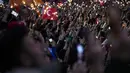 Pendukung Erdogan merayakan kemenangannya di pemilu dengan berkerumun sambil bersorak-sorai di luar kediamannya di Istanbul, Turki. (AP Photo/Francisco Seco)