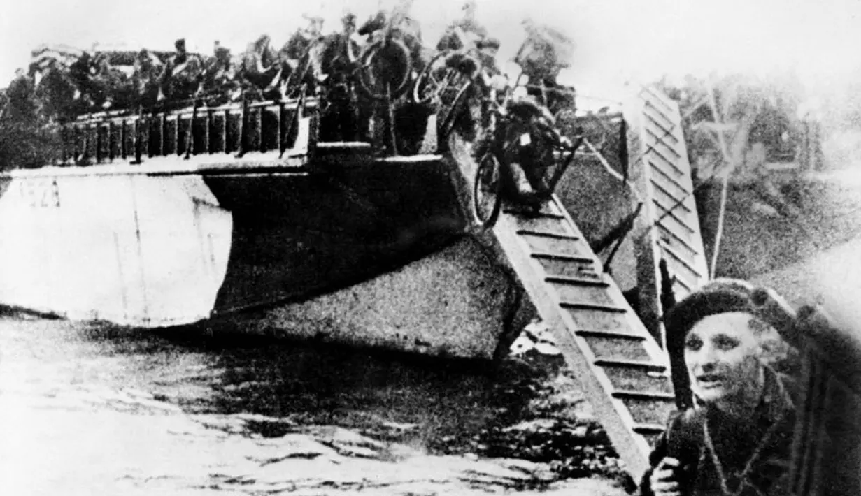 Pasukan Komando Perancis mendarat bersama puluhan sepeda motor di pantai Normandia, Perancis, (6/6/1944). (AFP PHOTO)