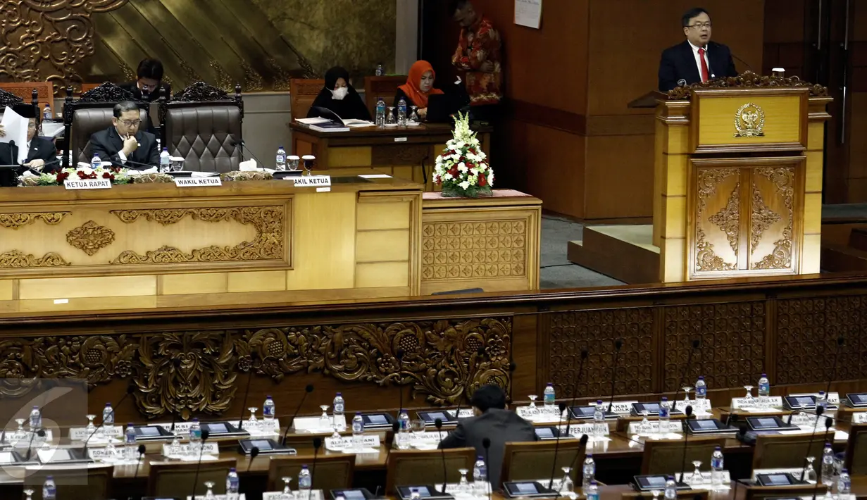 Menkeu Bambang Brodjonegoro menghadiri rapat paripurna DPR RI ke-27 di Komplek Parlemen, Senayan, Jakarta, Jumat (20/5). Rapat yang membahas RAPBN Tahun Anggaran 2017 dipimpin oleh Wakil Ketua DPR Taufik Kurniawan. (Liputan6.com/Johan Tallo)
