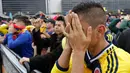 Suporter timnas Kolombia menutupi wajah dengan tangan saat timnya kalah dari Inggris pada siaran langsung pertandingan 16 besar Piala Dunia 2018 di Bogota, Selasa (3/7). Kolombia menyerah 3-4 dari Inggris melalui drama adu penalti. (AP/Fernando Vergara)