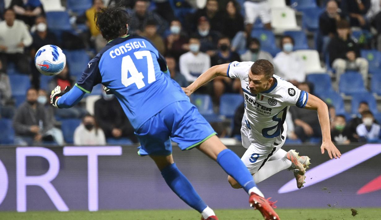 Inter Milan. Pasukan Simone Inzaghi di pekan ke-7 Liga Italia melawat ke kandang Sassuolo. Nerazzurri berhasil menang 2-1 melaui gol-gol yang dicetak Edin Dzeko dan Lutaro Matinez. (LaPresse via AP/Massimo Paolone)