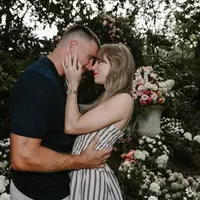 Taylor Swift tunangan dengan Travis Kelce. (dok Instagram @taylorswift/https://www.instagram.com/p/DN02niAXMM-/?img_index=1/Naura Rizkiawan)