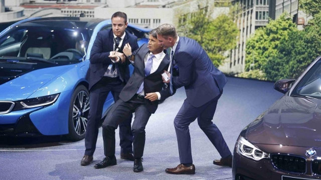 Ini insiden CEO BMW terjatuh saat presentasi di Frankfurt Motor Show