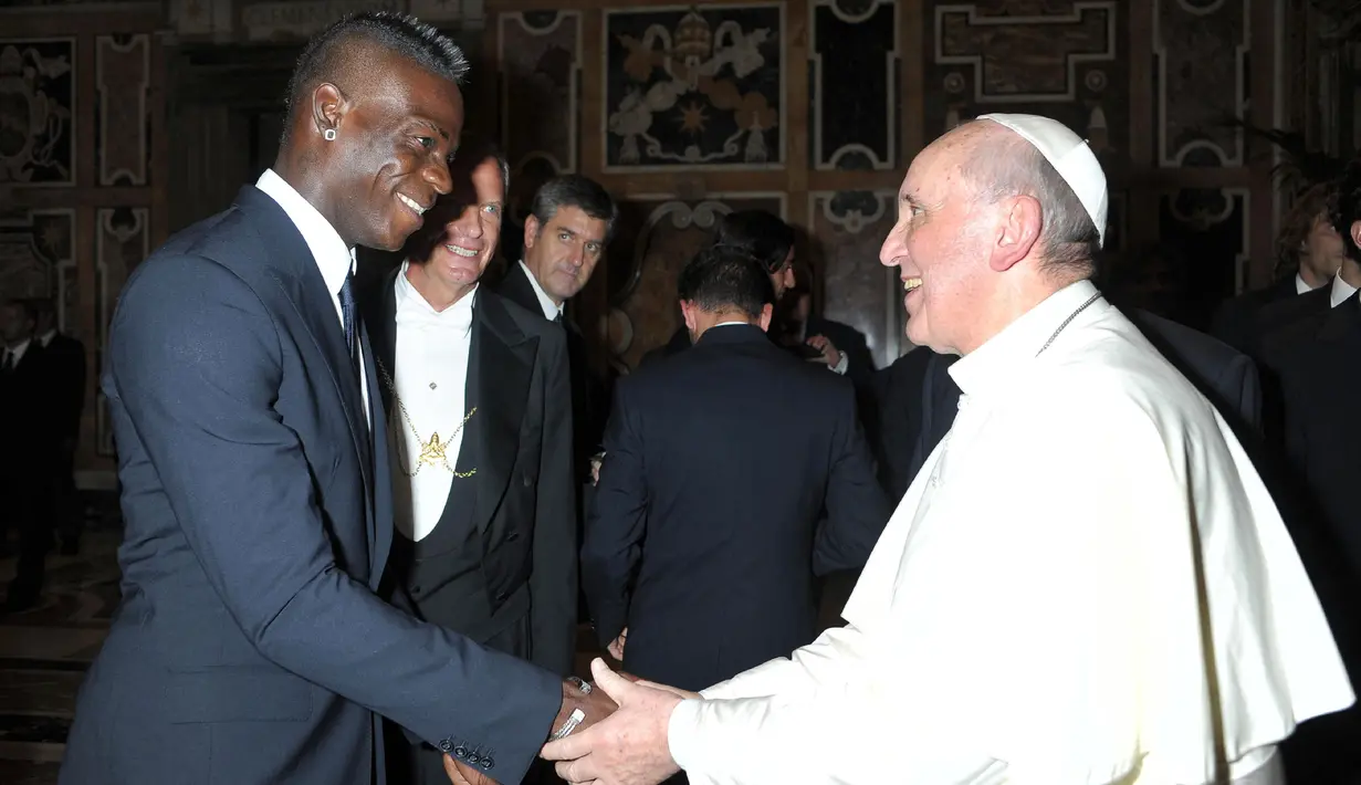 Paus Fransiskus bersalaman dengan pemain Timnas Italia, Mario Balotelli di akhir audiensi pribadi dengan tim sepak bola Italia dan Argentina di Vatikan pada tanggal 13 Agustus 2013. Paus Fransiskus bercanda dengan para pemain Italia dan Argentina pada malam menjelang pertandingan sepak bola persahabatan di Roma pada hari Selasa, dengan mengatakan bahwa ia bimbang mengenai siapa yang harus didukung. (AF/Osservatore Romano)